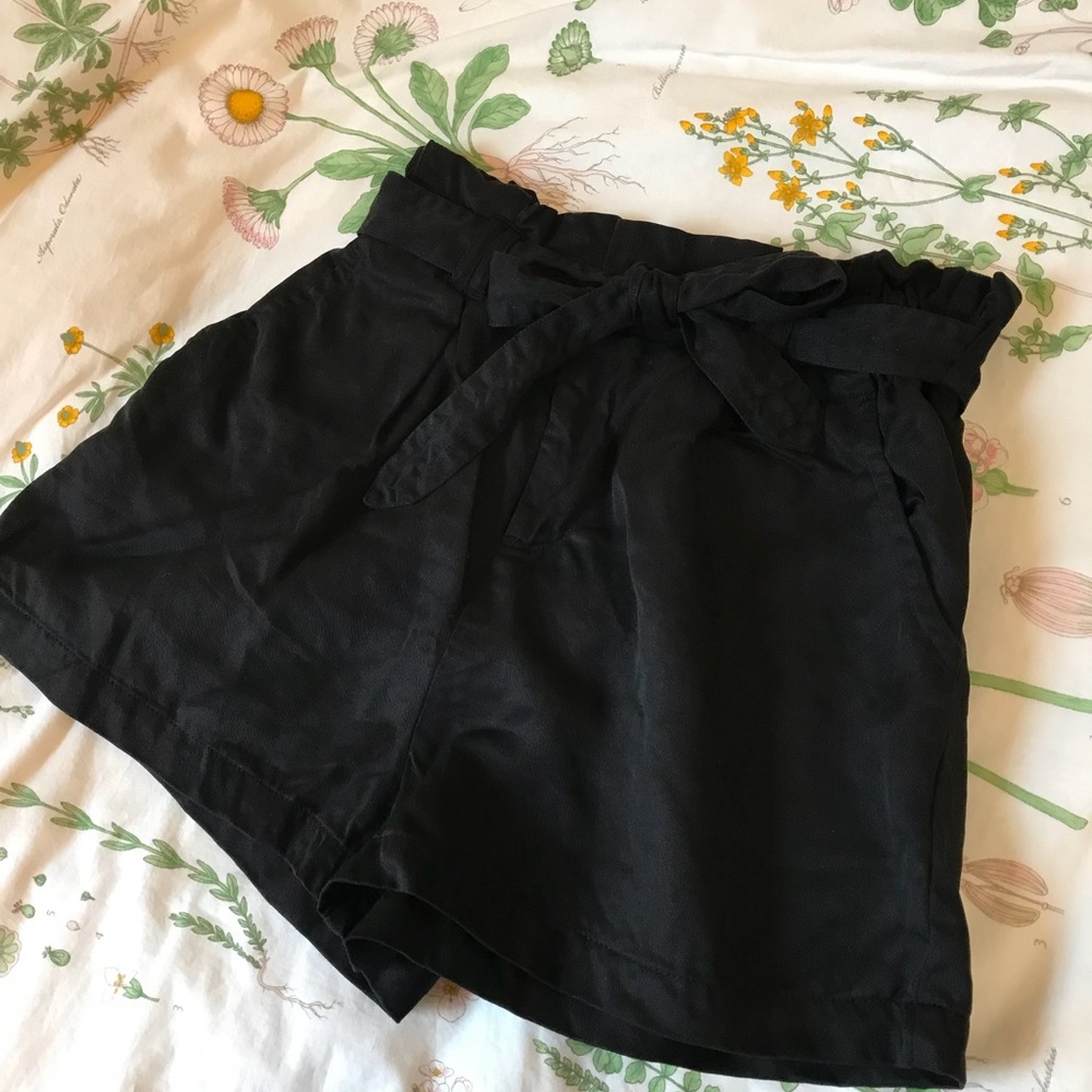 Bow flowy shorts in black